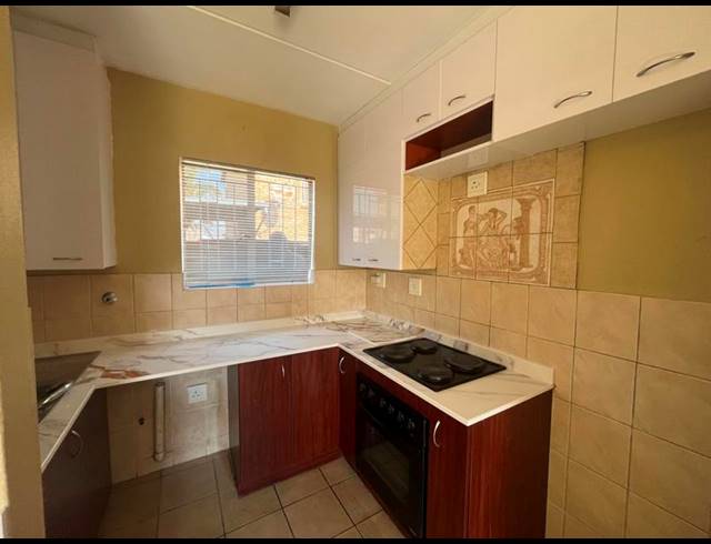 2 BEDROOM TOWNHOUSE FOR SALE IN STRUBENSVALLEI